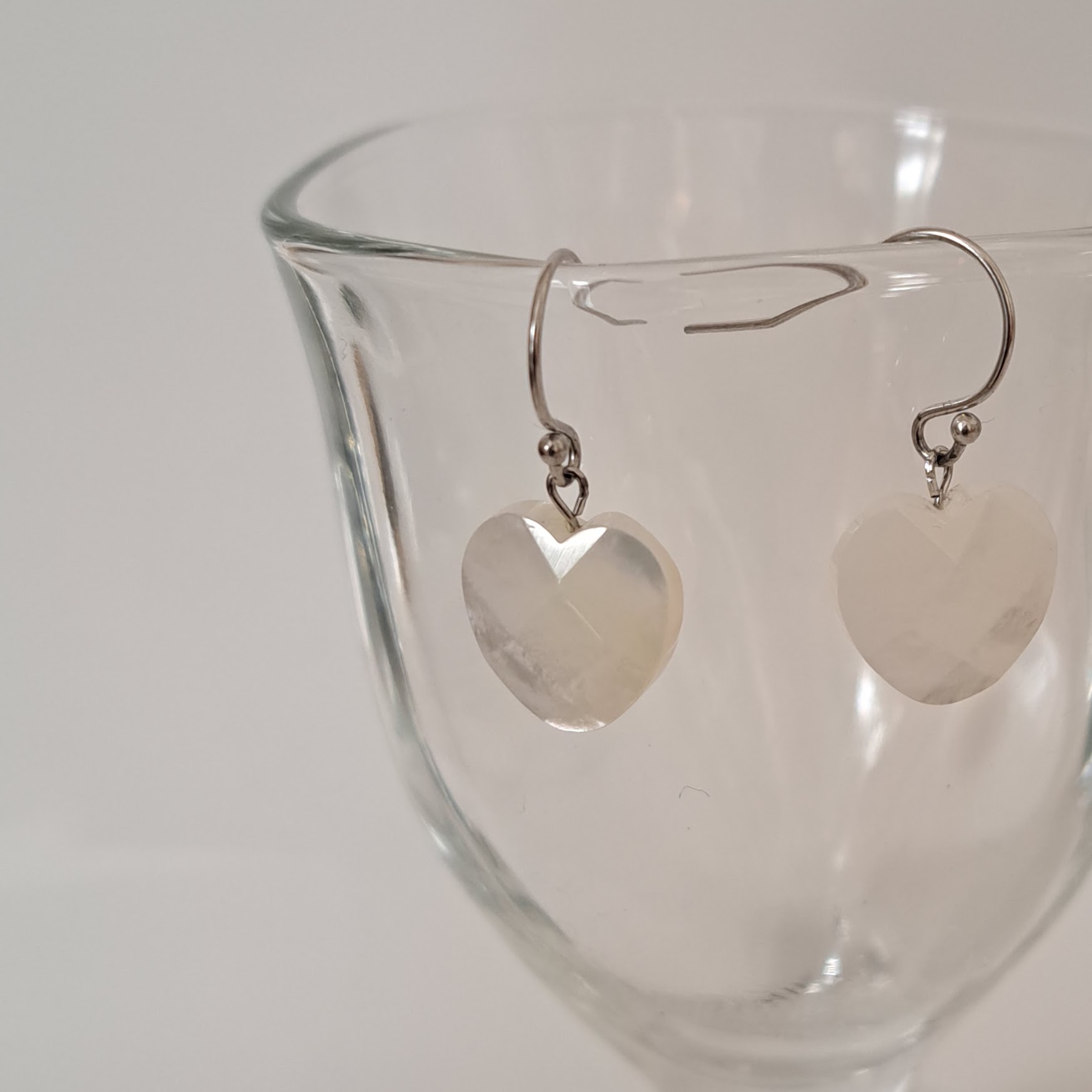 【Heart】ハート 型マザーオブパールイヤリング　MPE706(unupli jewelryさん)のメインイメージ